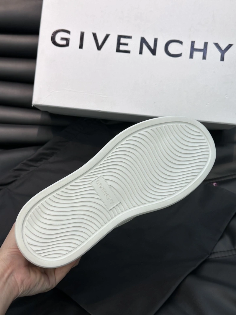 Trendsetting Gxvxnchy Sneakers 154698