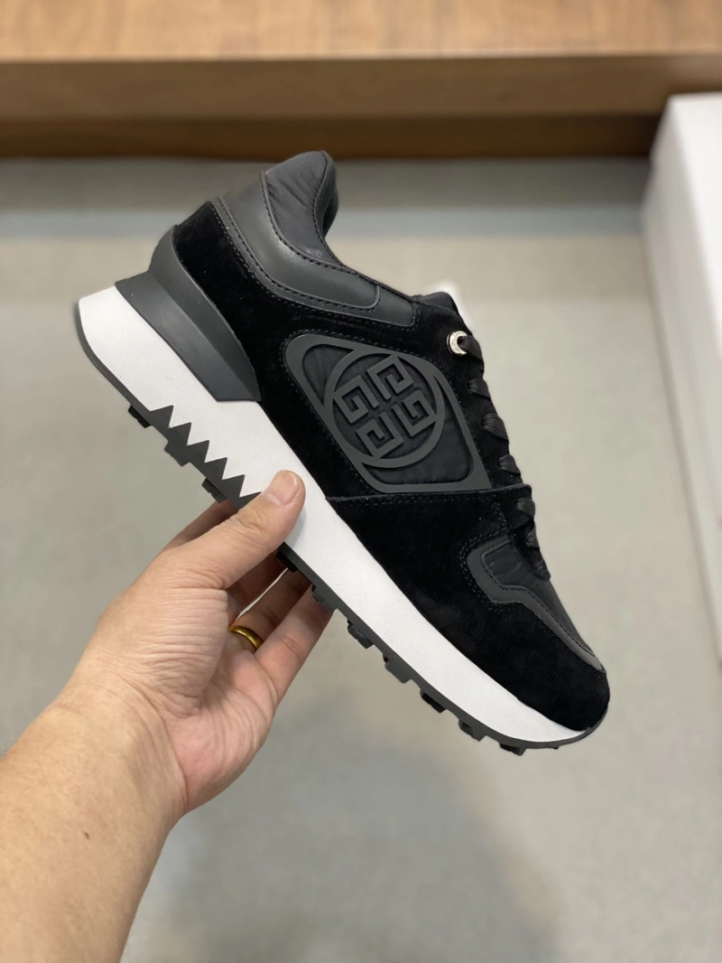 Reliable Gxvxnchy Sneakers 154664