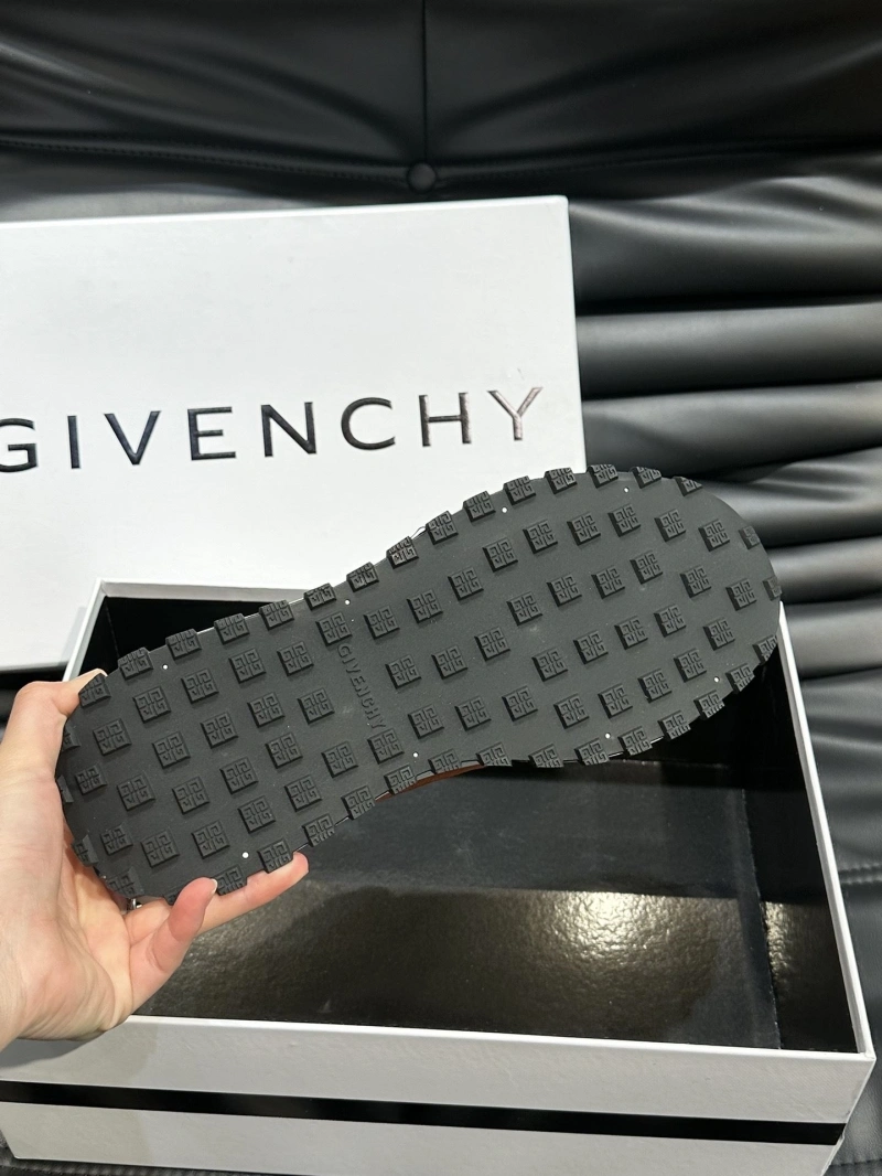 Lightweight Gxvxnchy Sneakers 154665