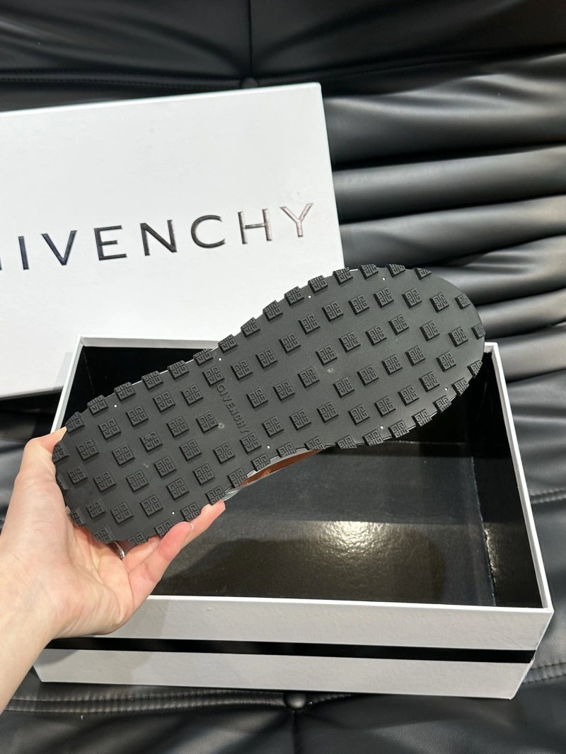 Soft Gxvxnchy Sneakers 154668