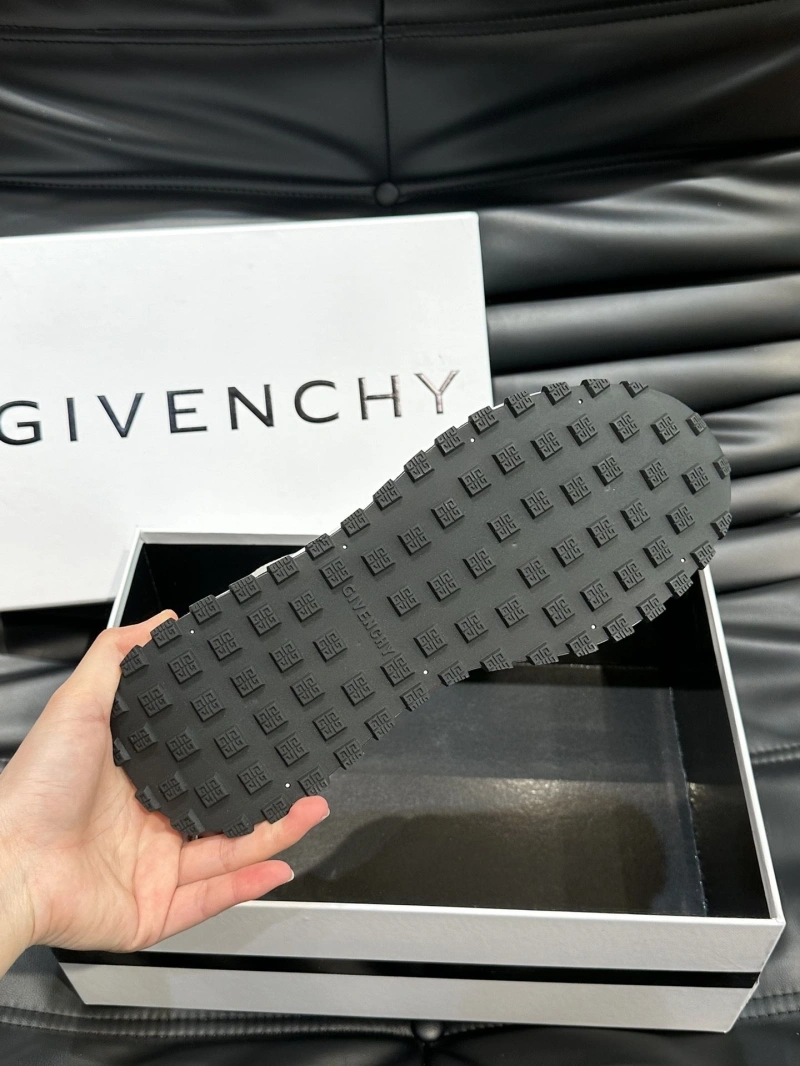 Versatile Gxvxnchy Sneakers 154659