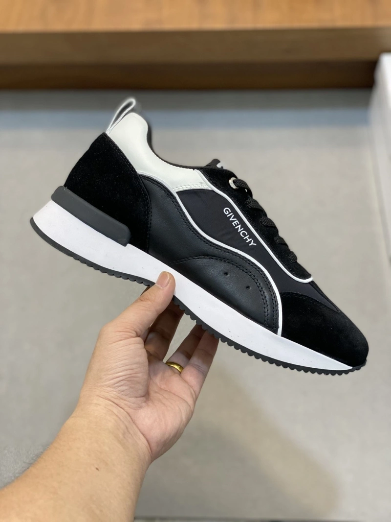 Gxvxnchy Sneakers Timeless 154619