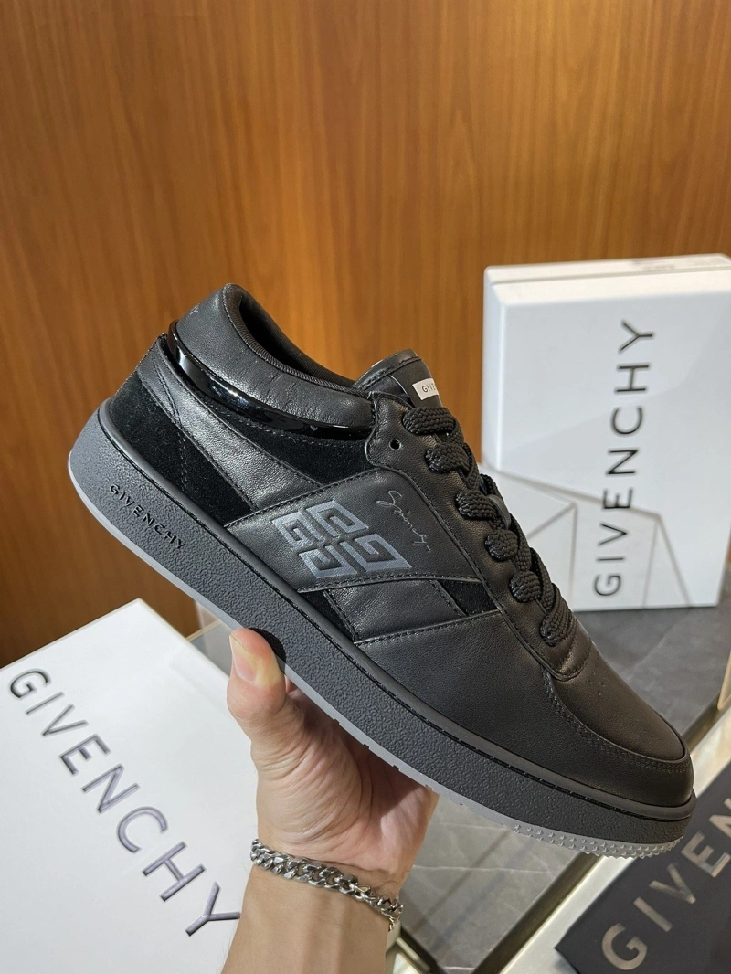WellDesigned Gxvxnchy Sneakers 153340