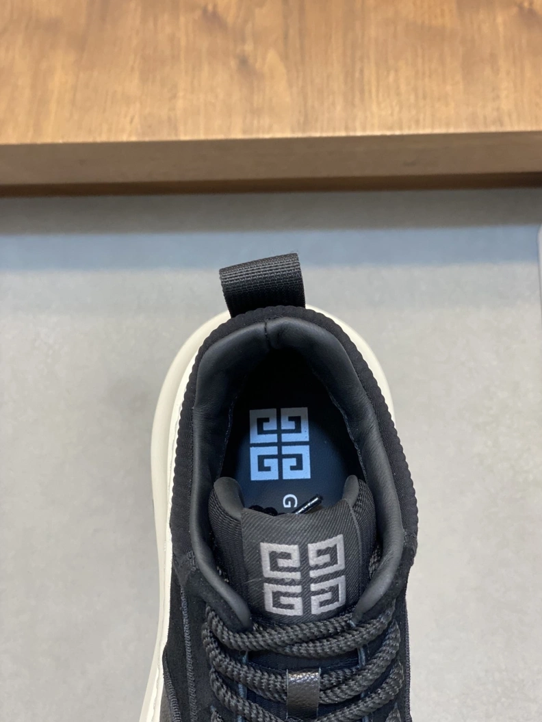 Gxvxnchy Sneakers EyeCatching 152465