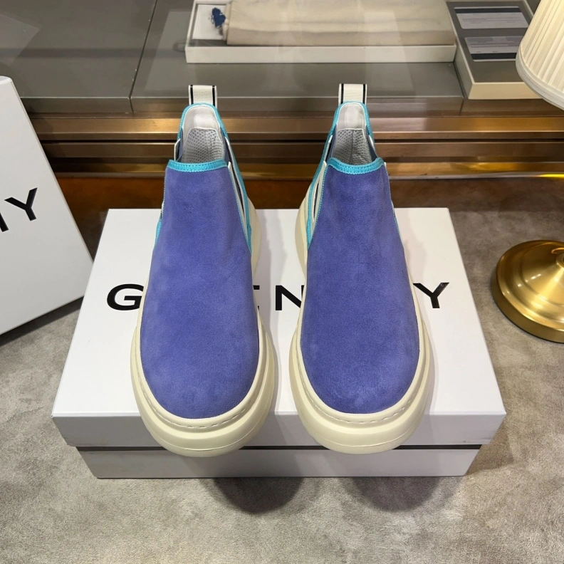 Trendsetting Gxvxnchy Sneakers 152464