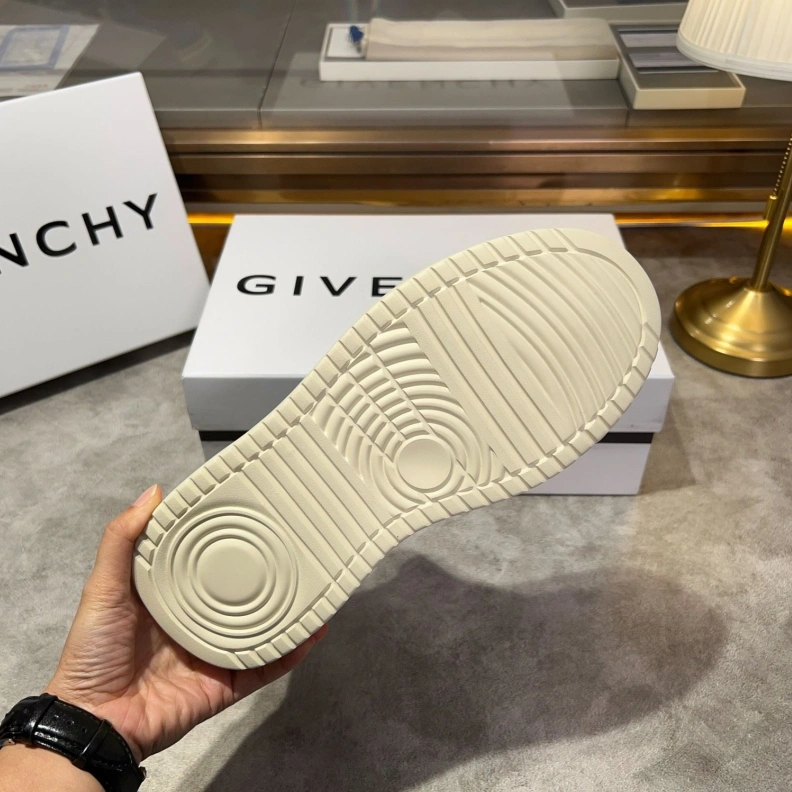 Trendsetting Gxvxnchy Sneakers 152464