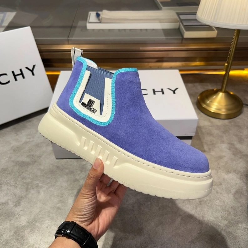 Trendsetting Gxvxnchy Sneakers 152464