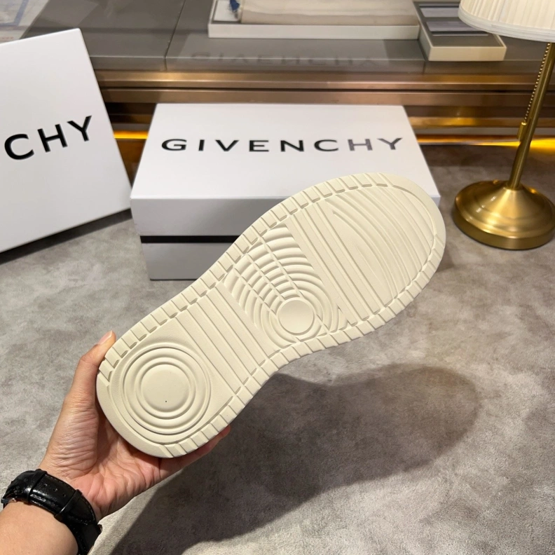 Gxvxnchy Sneakers Unique 152477