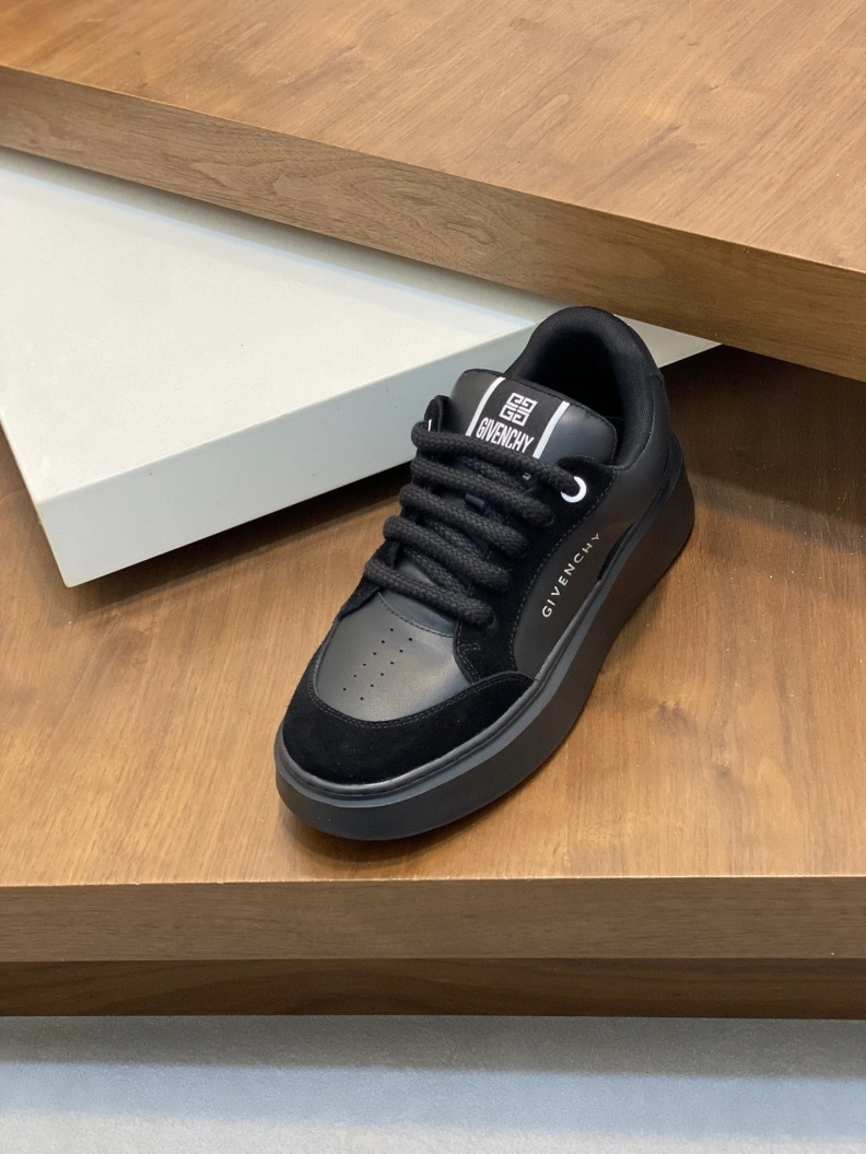 Lightweight Gxvxnchy Sneakers 152456