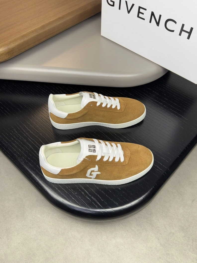 Trendsetting Gxvxnchy Sneakers 152449