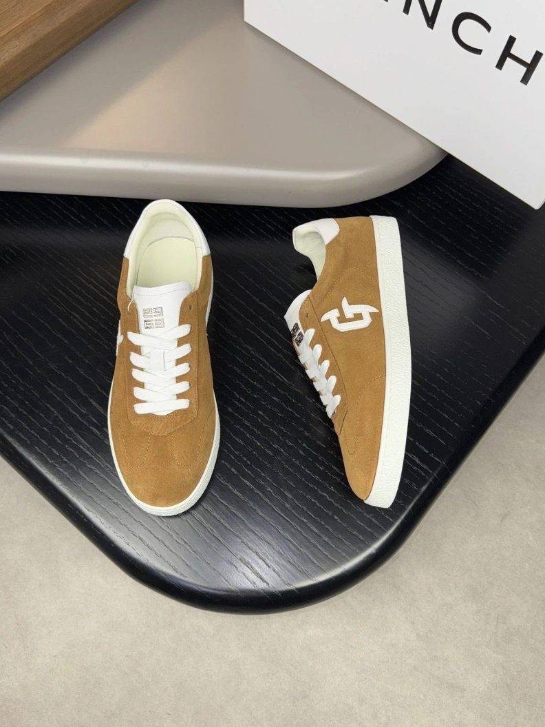 Trendsetting Gxvxnchy Sneakers 152449
