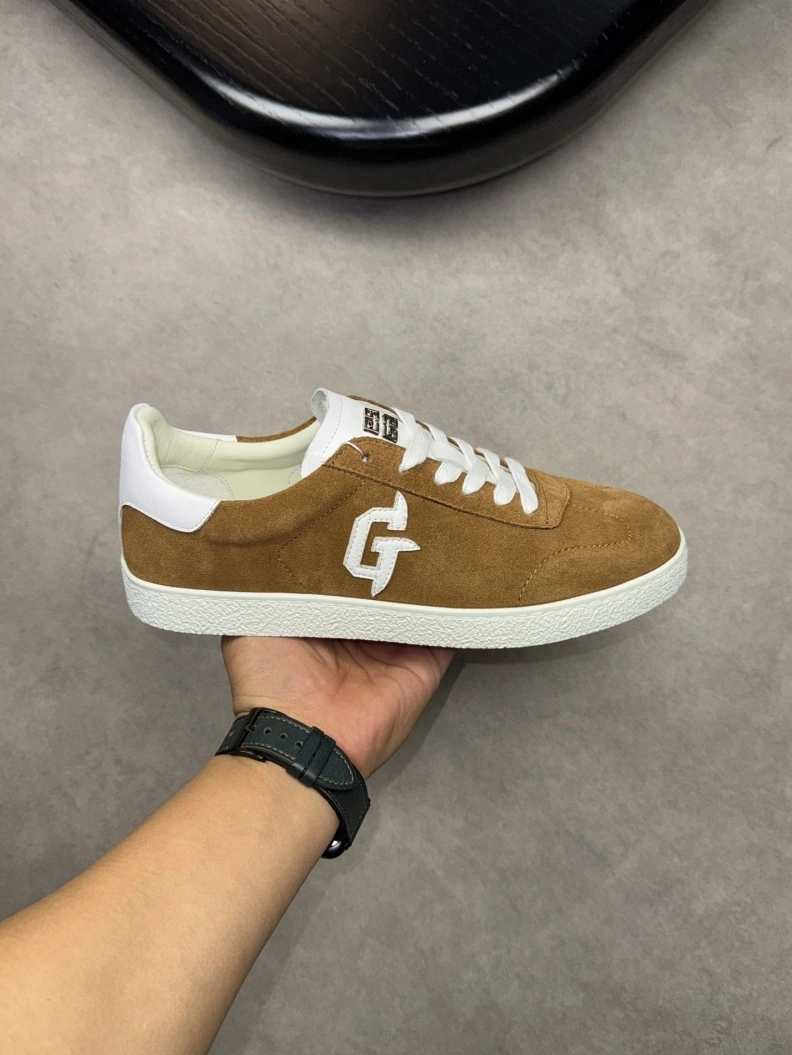 Trendsetting Gxvxnchy Sneakers 152449