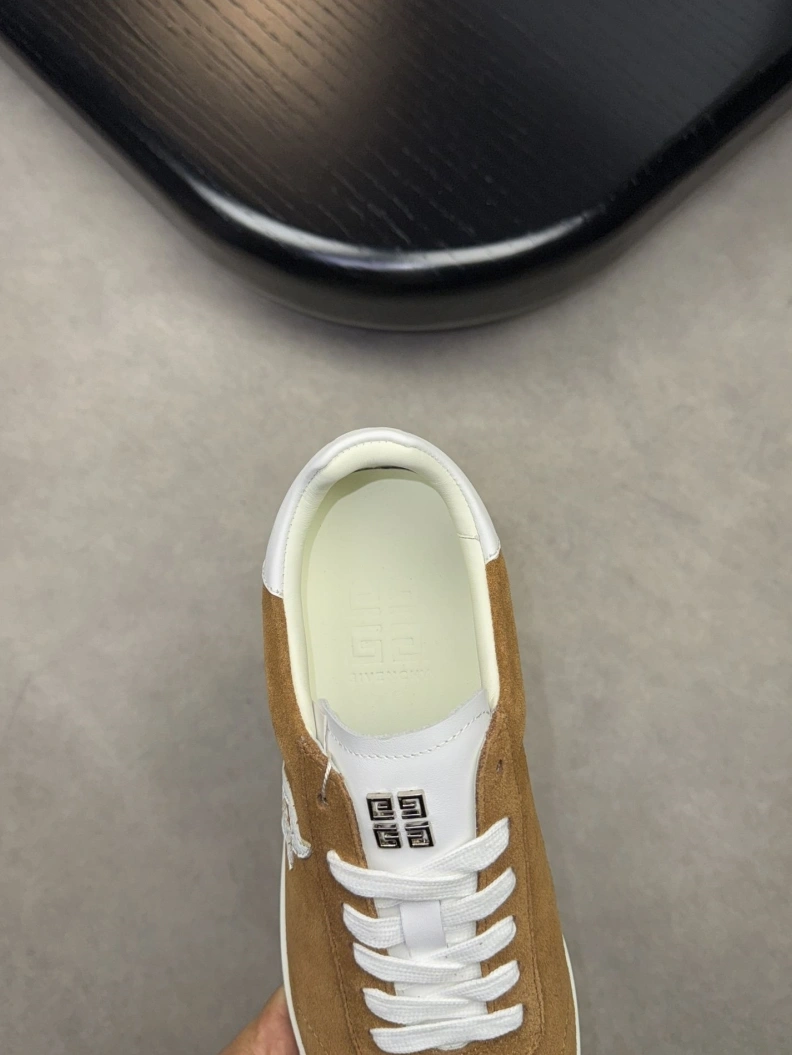 Trendsetting Gxvxnchy Sneakers 152449