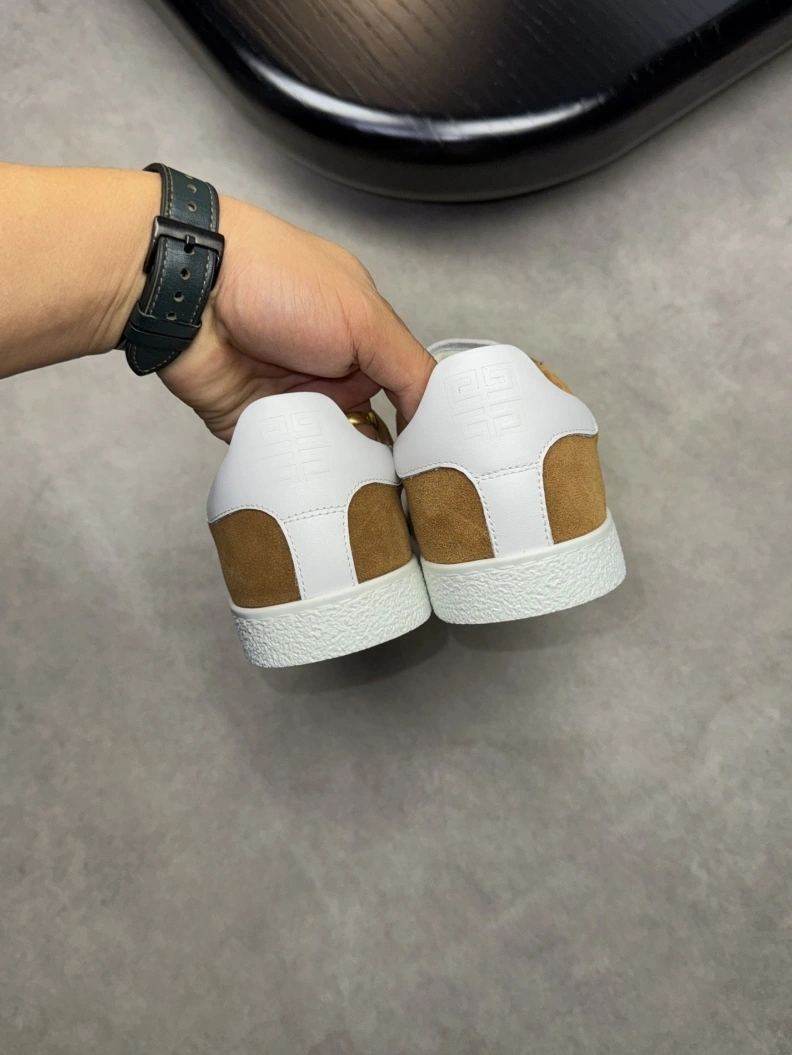 Trendsetting Gxvxnchy Sneakers 152449