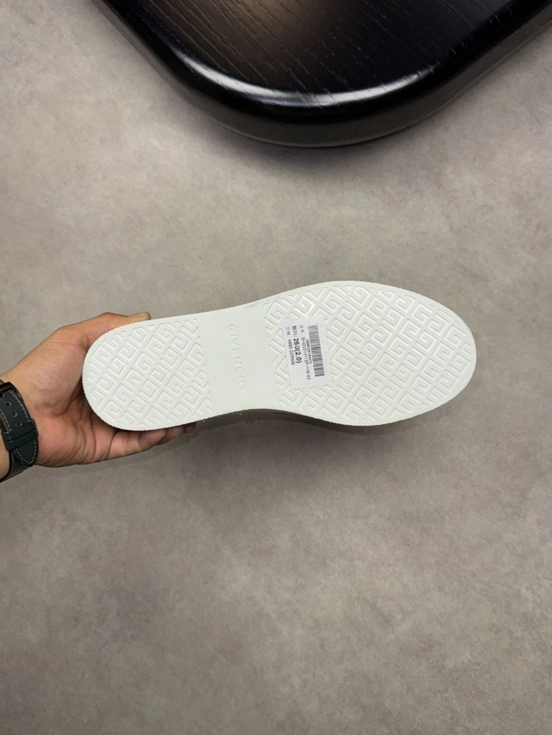 Trendsetting Gxvxnchy Sneakers 152449