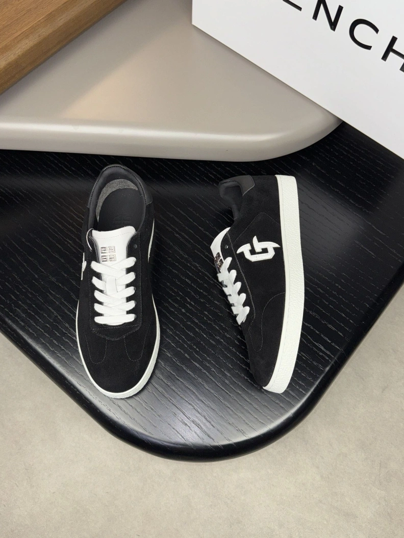 Gxvxnchy Sneakers EyeCatching 152447