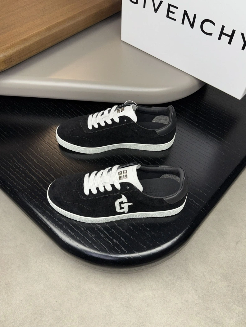 Gxvxnchy Sneakers EyeCatching 152447