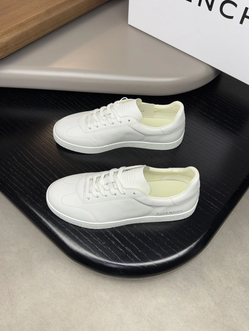 Practical Gxvxnchy Sneakers 152444