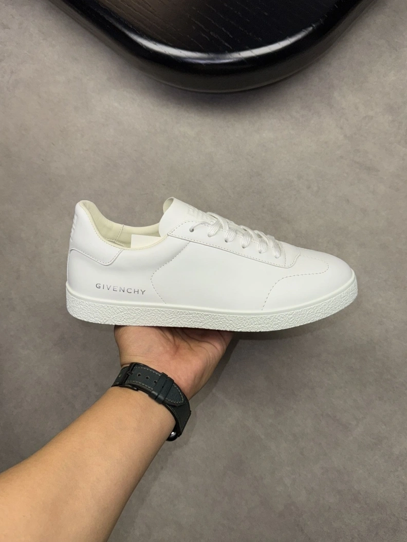 Practical Gxvxnchy Sneakers 152444