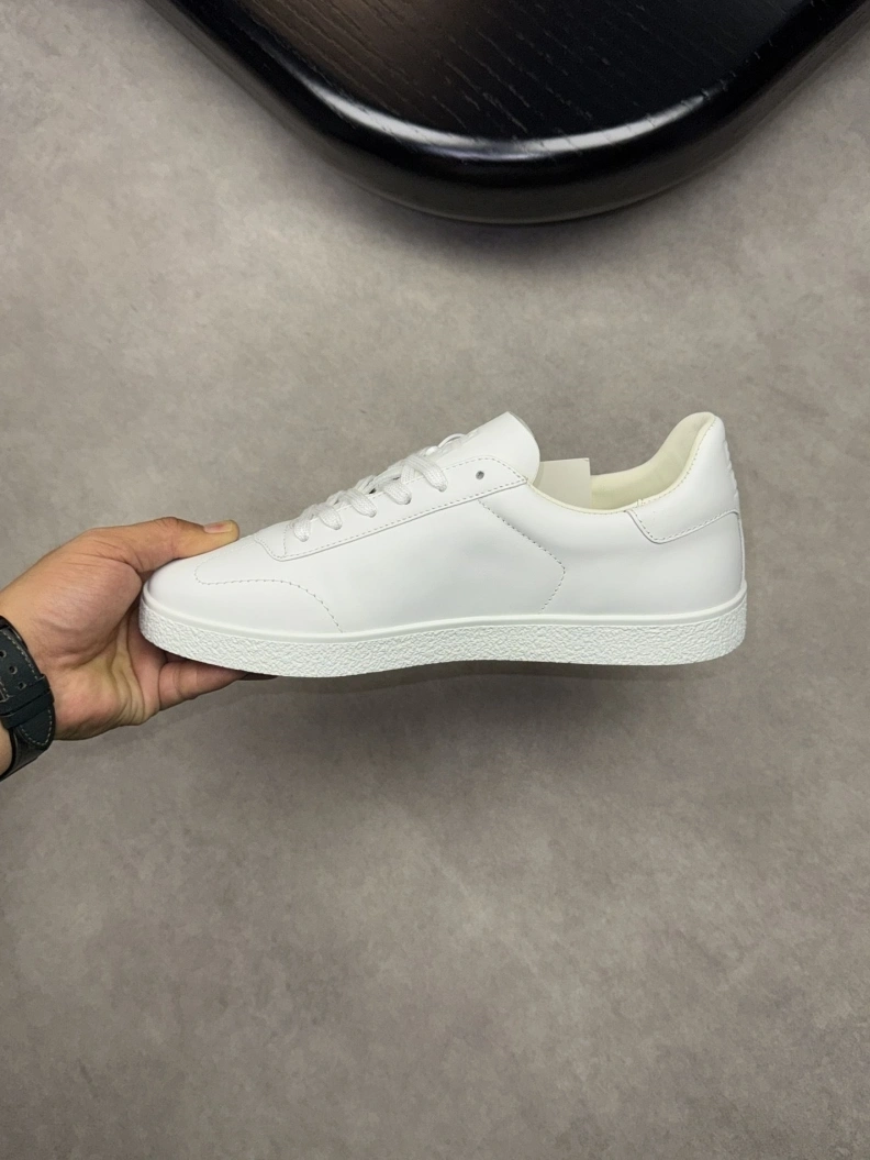 Practical Gxvxnchy Sneakers 152444