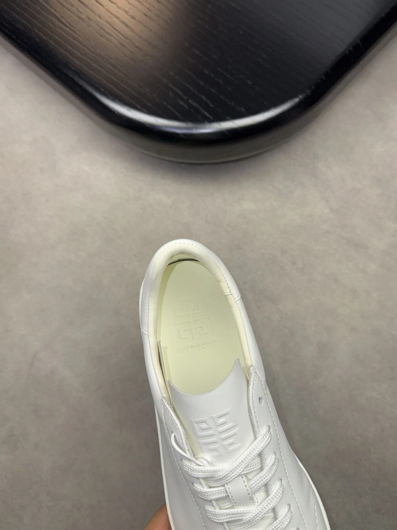 Practical Gxvxnchy Sneakers 152444