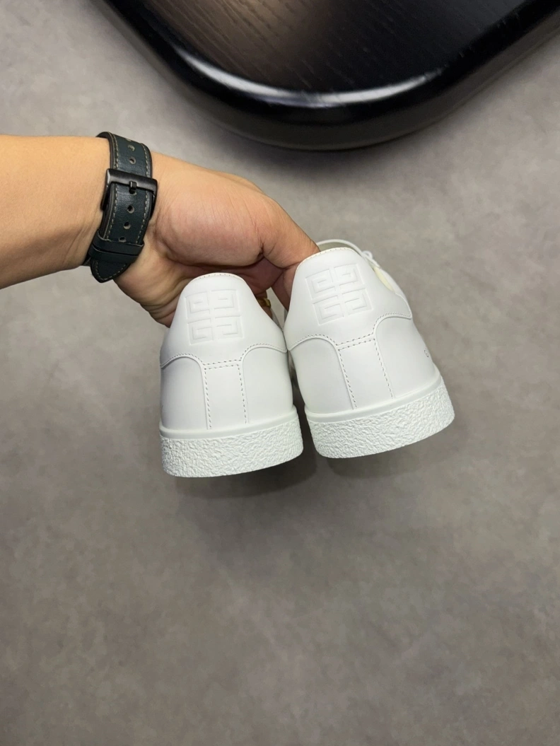 Practical Gxvxnchy Sneakers 152444
