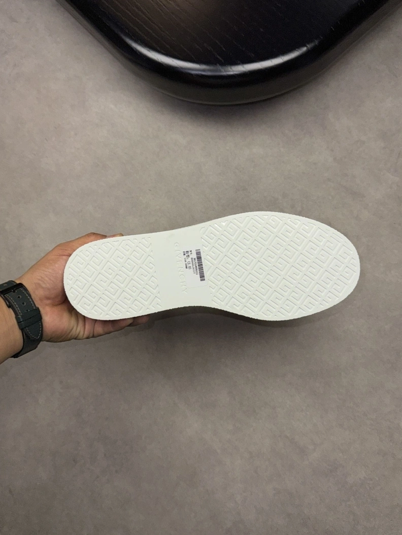 Practical Gxvxnchy Sneakers 152444