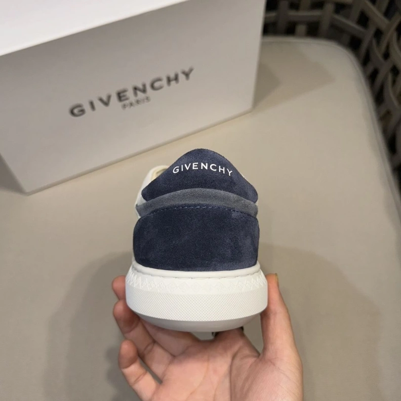 Minimalist Gxvxnchy Sneakers 152430