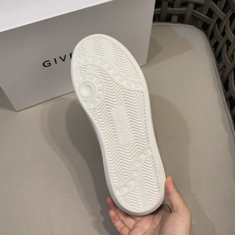 Minimalist Gxvxnchy Sneakers 152430