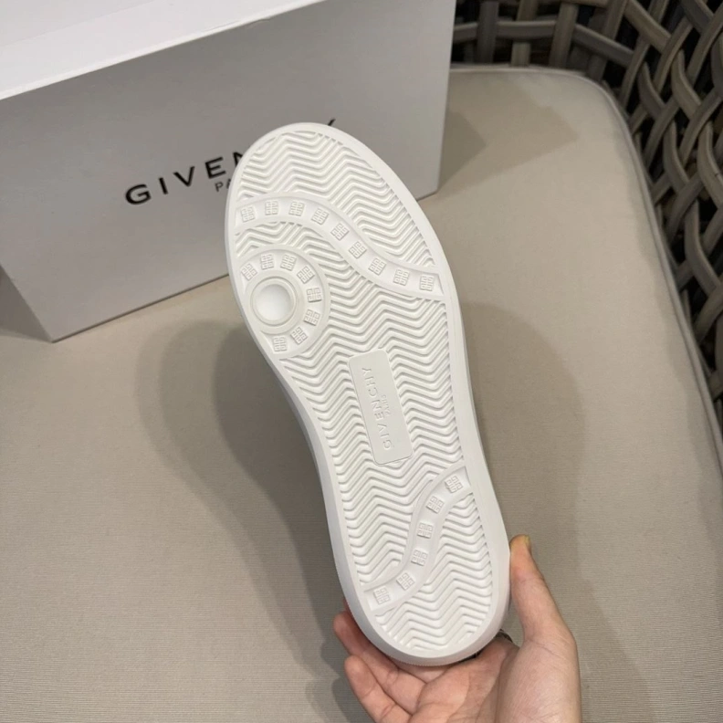 Popular Gxvxnchy Sneakers 152439