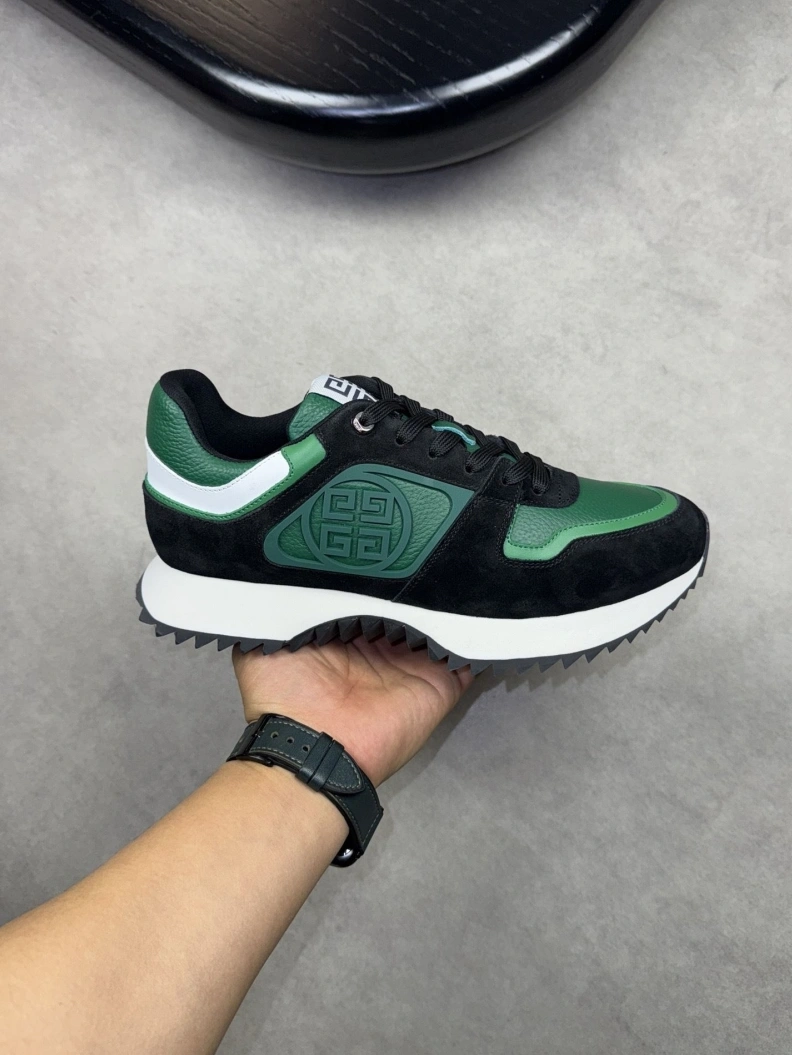 Stylish Gxvxnchy Sneakers 152418