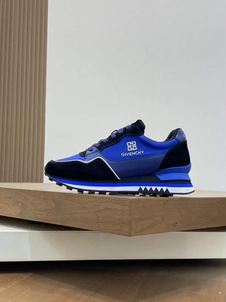 Versatile Gxvxnchy Sneakers 152419