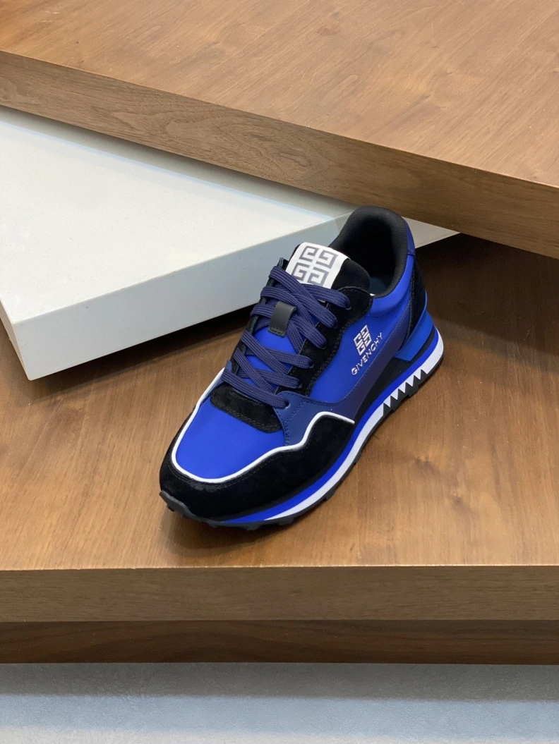 Versatile Gxvxnchy Sneakers 152419