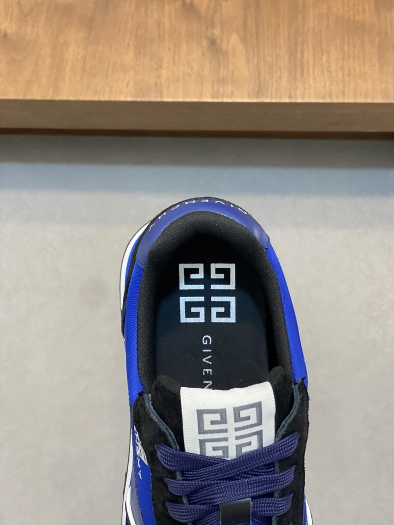 Versatile Gxvxnchy Sneakers 152419