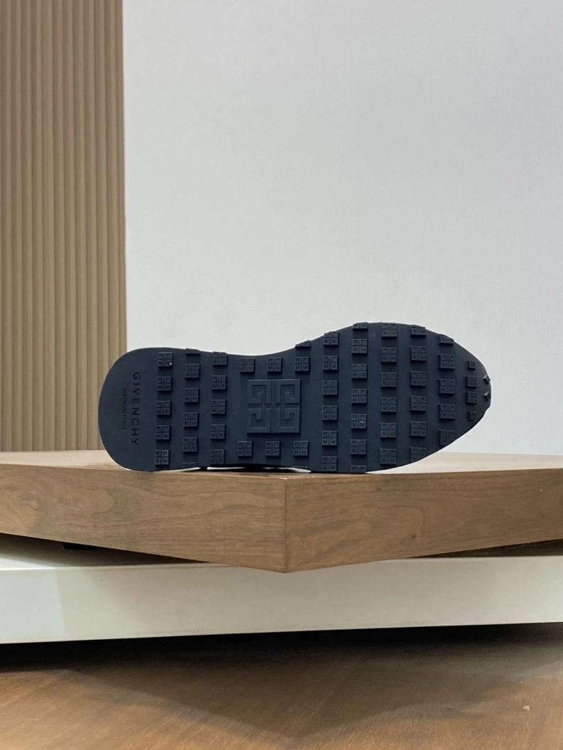 Versatile Gxvxnchy Sneakers 152419