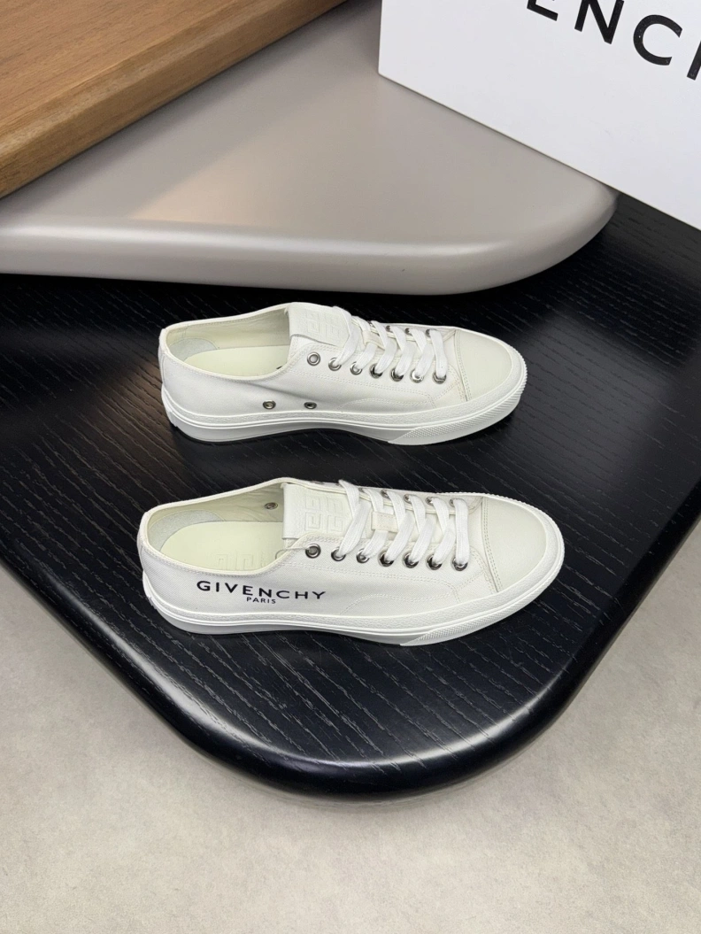 Gxvxnchy Sneakers EyeCatching 152426