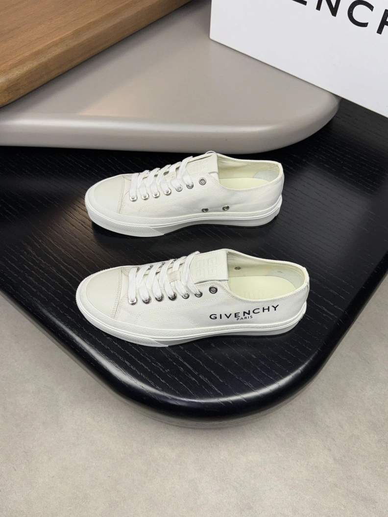Gxvxnchy Sneakers EyeCatching 152426
