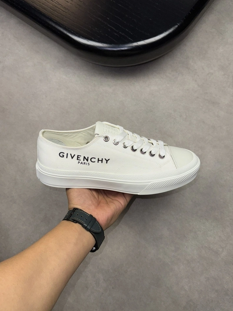 Gxvxnchy Sneakers EyeCatching 152426