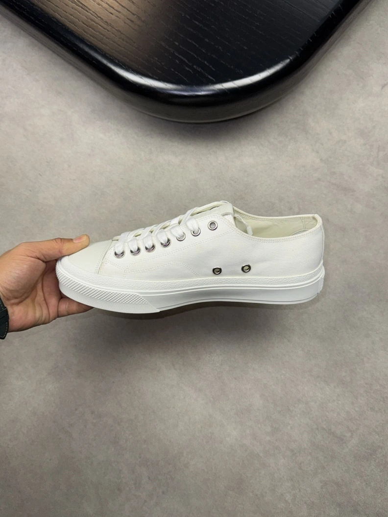 Gxvxnchy Sneakers EyeCatching 152426
