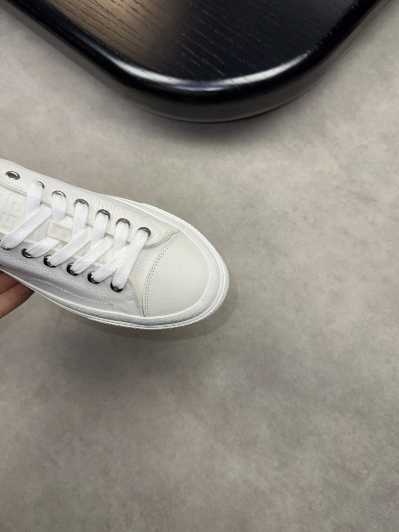 Gxvxnchy Sneakers EyeCatching 152426
