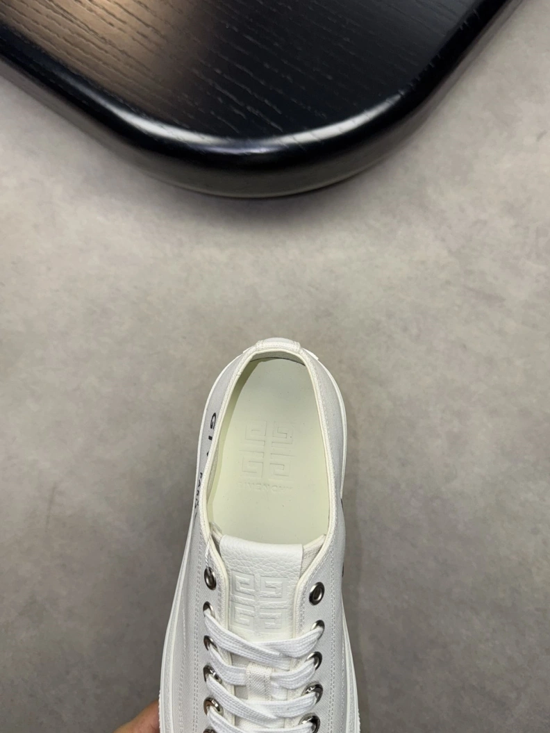 Gxvxnchy Sneakers EyeCatching 152426