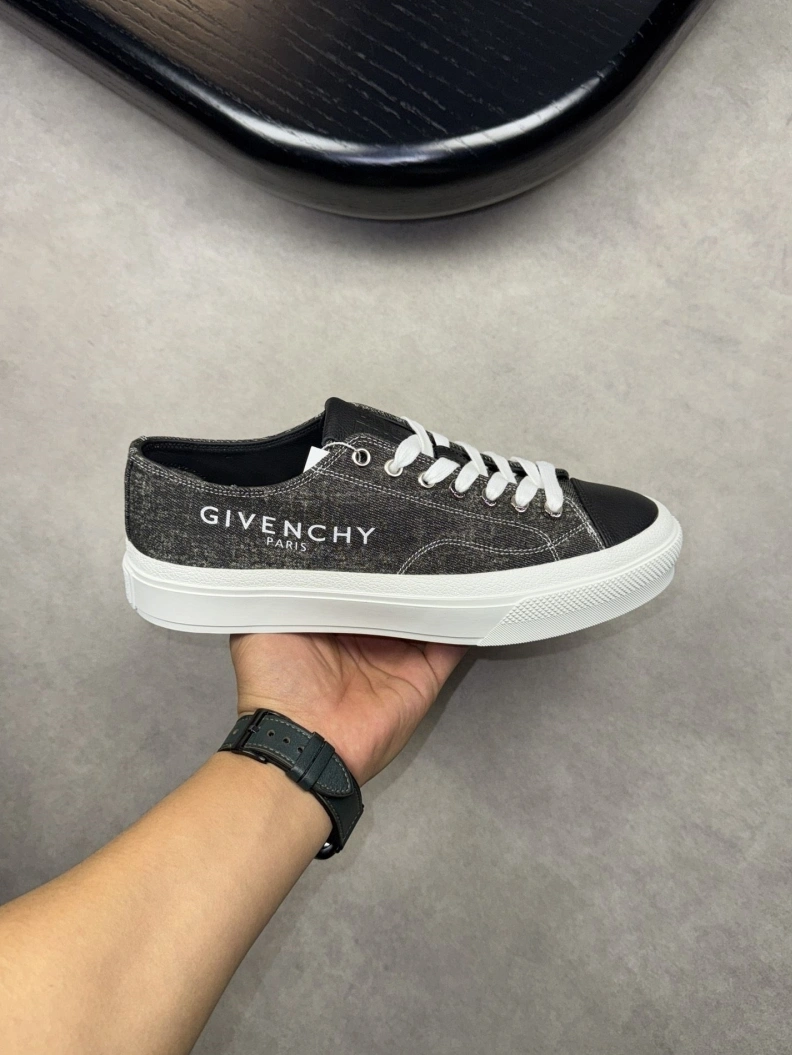 Fashionable Gxvxnchy Sneakers 152428