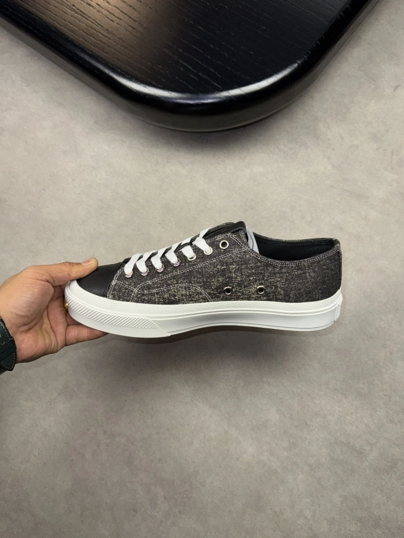 Fashionable Gxvxnchy Sneakers 152428