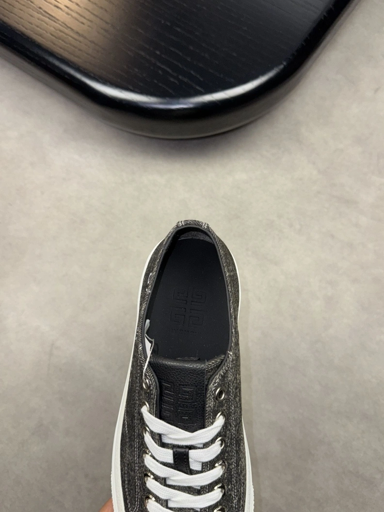 Fashionable Gxvxnchy Sneakers 152428