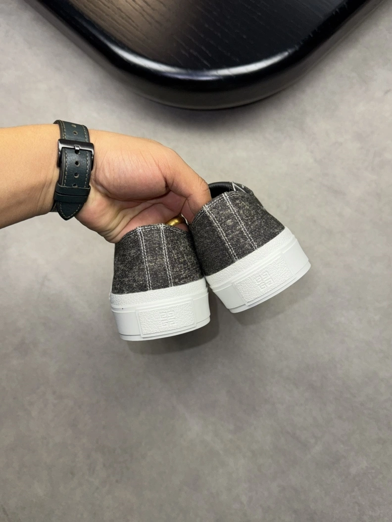 Fashionable Gxvxnchy Sneakers 152428