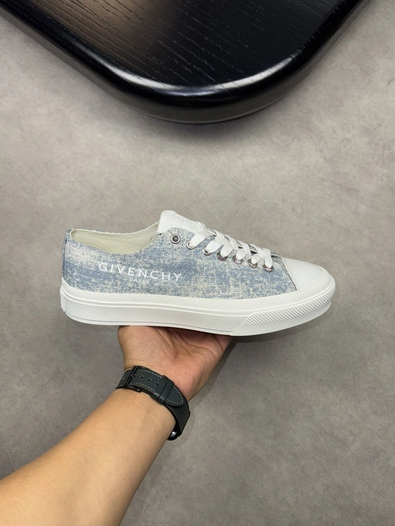 Minimalist Gxvxnchy Sneakers 152416