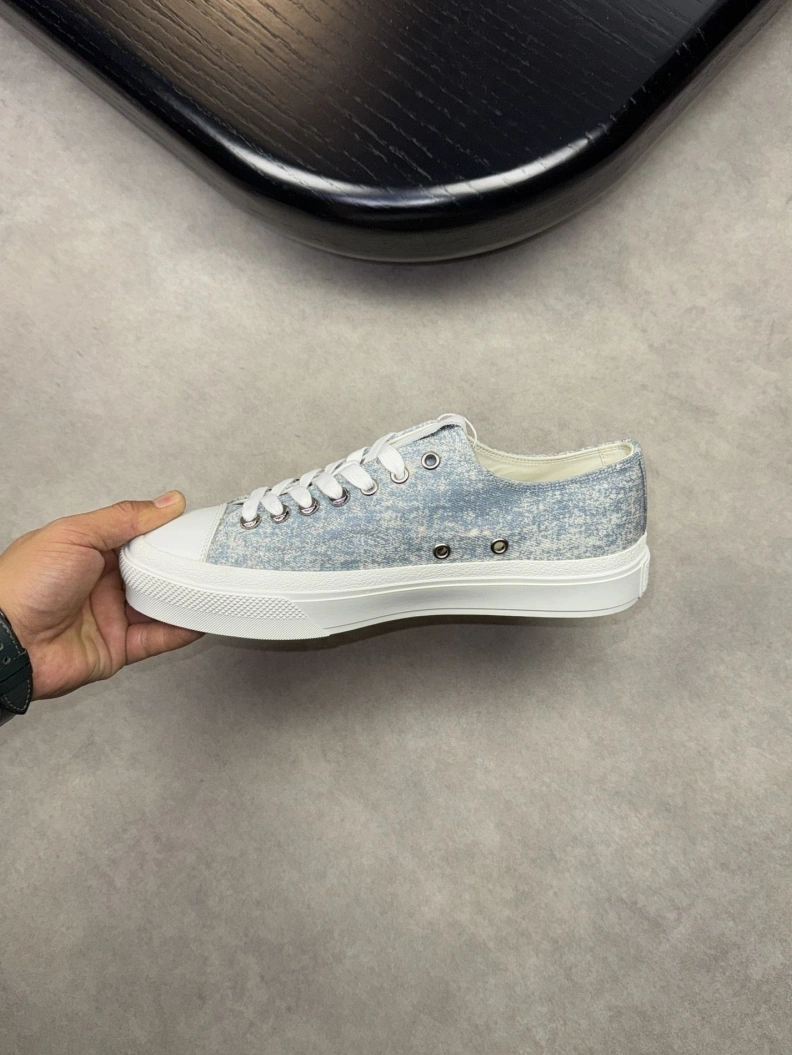 Minimalist Gxvxnchy Sneakers 152416
