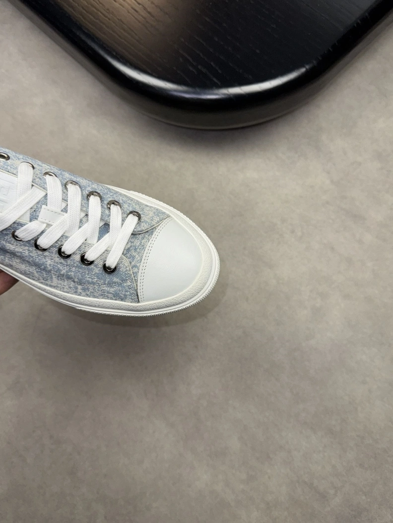 Minimalist Gxvxnchy Sneakers 152416