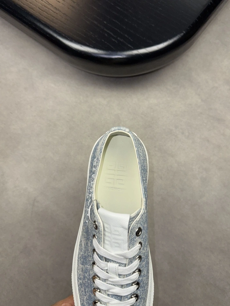 Minimalist Gxvxnchy Sneakers 152416