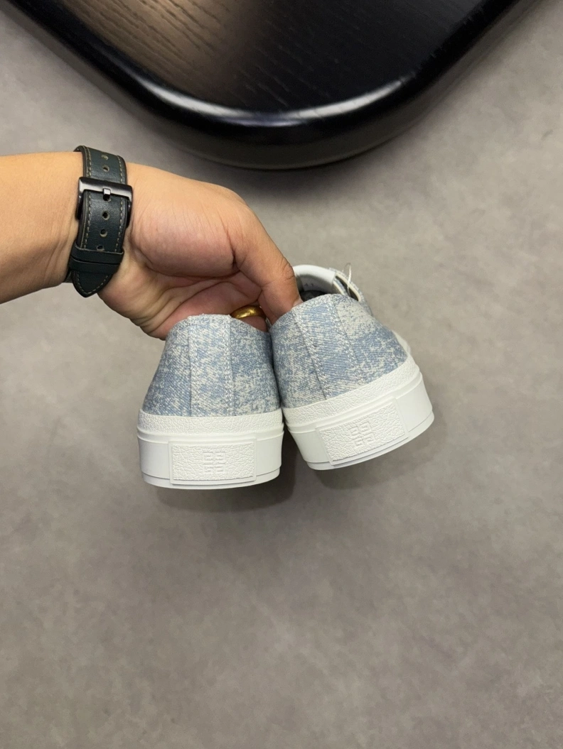 Minimalist Gxvxnchy Sneakers 152416